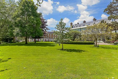 2 bedroom ground floor flat for sale, King George Gardens, Chichester, West Sussex