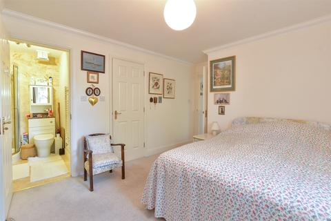 2 bedroom ground floor flat for sale, King George Gardens, Chichester, West Sussex