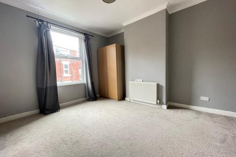 2 bedroom end of terrace house to rent, Vicarage Street, Kirkstall, Leeds, LS5