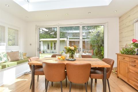 32 Carisbrooke Road, Rochester, ME2 3SN