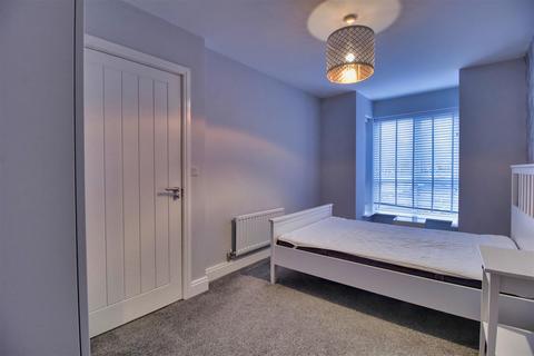4 bedroom house to rent, Sandringham Drive, Headingley, Leeds, LS6