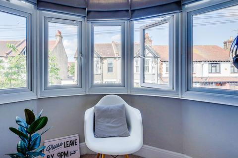1 bedroom apartment for sale, Woodfield Park Drive, Leigh-on-sea, SS9