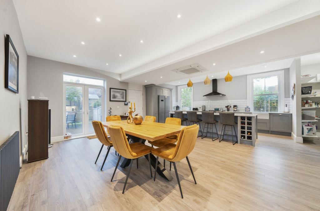 Kitchen/Dining Room (1)