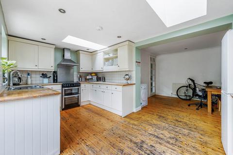 28 Robin Grove, Brentford, TW8 8DG