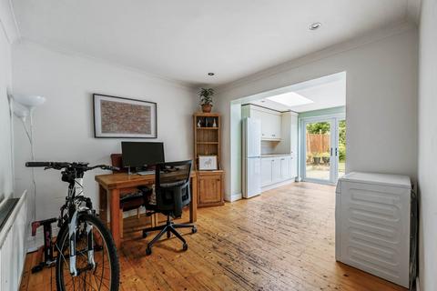 28 Robin Grove, Brentford, TW8 8DG