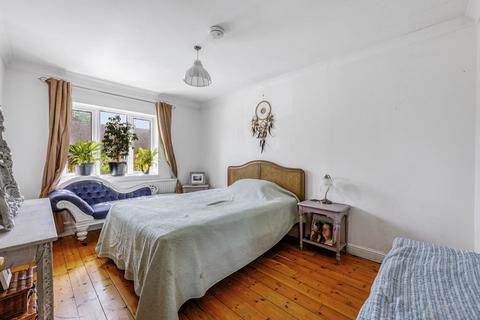 28 Robin Grove, Brentford, TW8 8DG