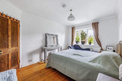 28 Robin Grove, Brentford, TW8 8DG