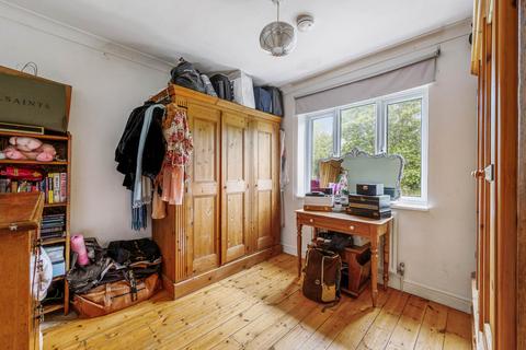 28 Robin Grove, Brentford, TW8 8DG