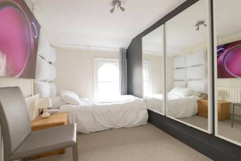 2 bedroom maisonette for sale, Darnley Street, Gravesend, Kent, DA11