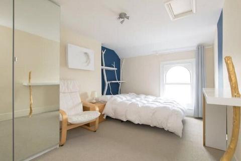 2 bedroom maisonette for sale, Darnley Street, Gravesend, Kent, DA11