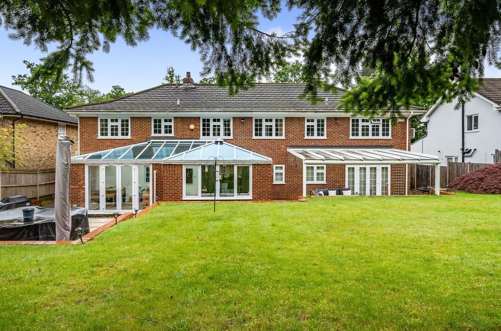 Brackendale Road, Surrey GU15 6 bed detached house for sale £1,350,000