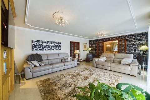 7 Burges Close, Hornchurch, RM11 3PP