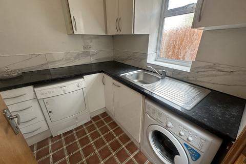 5 bedroom semi-detached house to rent, Heathway, The Common, Southall, UB2