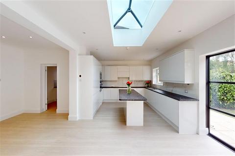 4 bedroom semi-detached house to rent, Highwood Gardens, Ilford, IG5