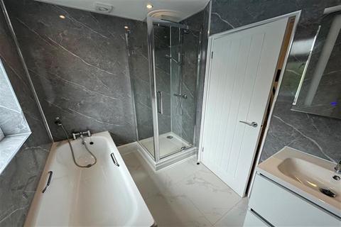 4 bedroom semi-detached house to rent, Highwood Gardens, Ilford, IG5