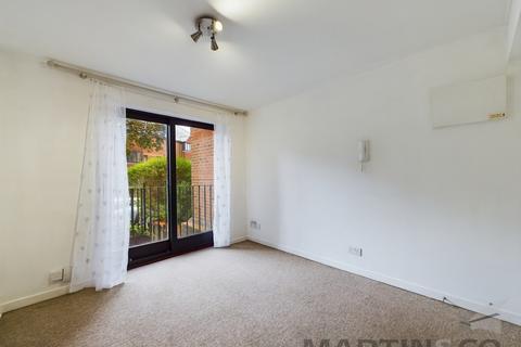 1 bedroom flat for sale, Chatsworth Court, close to City Station