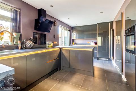 37 Walnut Tree Way, Tiptree, Colchester, CO5 0NL