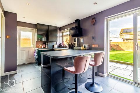 37 Walnut Tree Way, Tiptree, Colchester, CO5 0NL