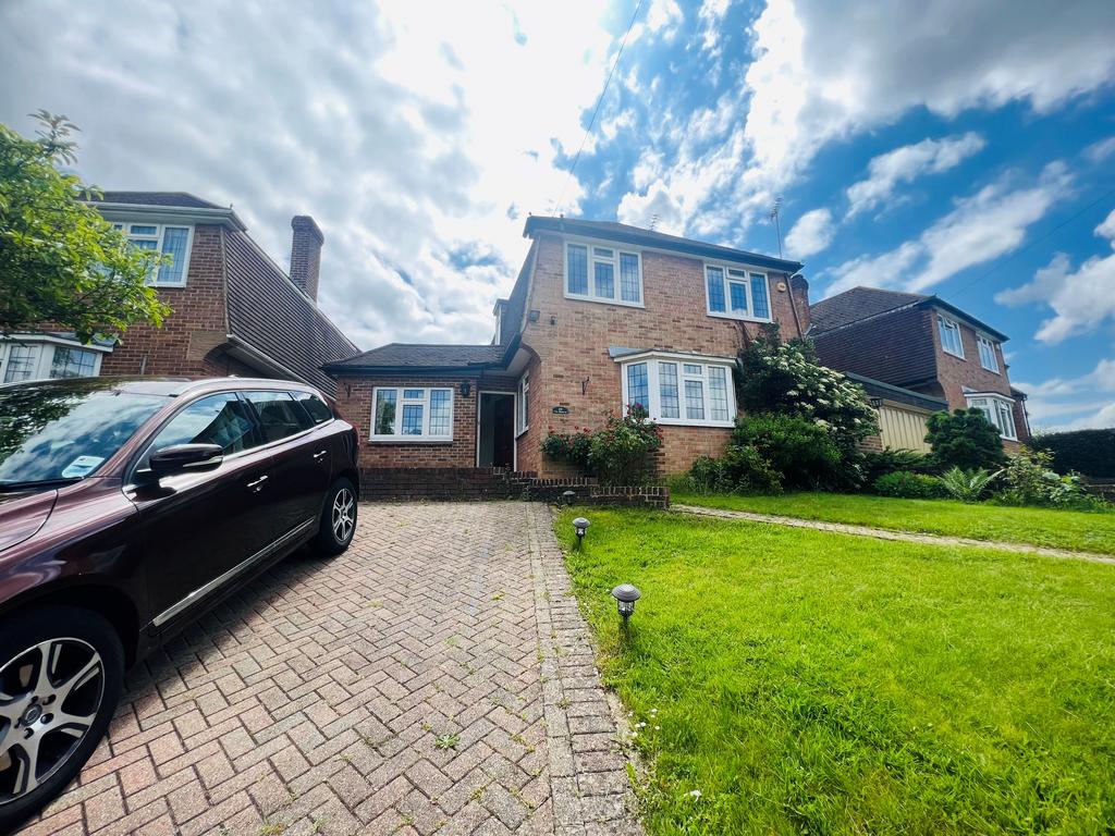 The Ruffetts, South Croydon 4 bed detached house £3,100 pcm (£715 pw)