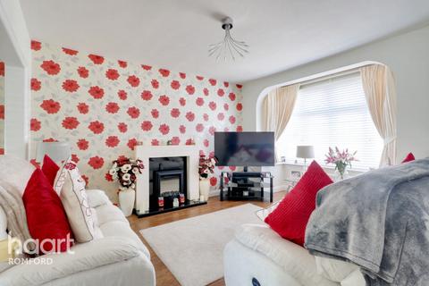 3 bedroom end of terrace house for sale, Brooklands Road, Romford