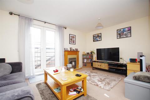 2 bedroom flat to rent, Saltash Road, Swindon SN2