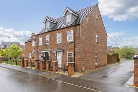 3 bedroom end of terrace house for sale, The Hayfields, Spalding
