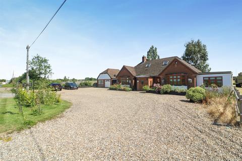 4 bedroom detached bungalow for sale, Steeple Road, Mayland