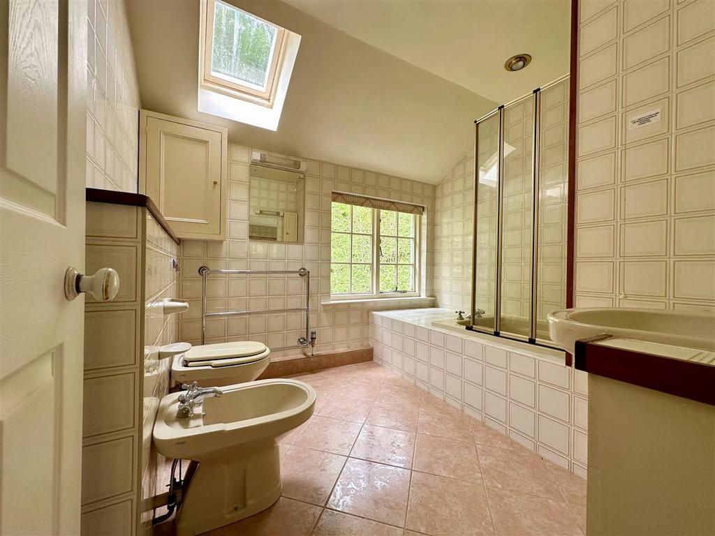 En suite bathroom 1.1.jpg