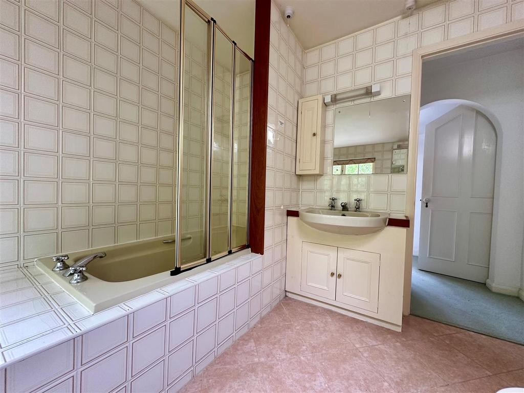 En suite Bathroom 1.jpg