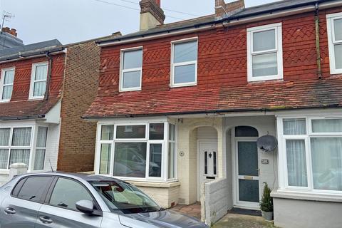 2 bedroom end of terrace house to rent, Winchcombe Road, Eastbourne