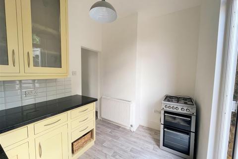 2 bedroom flat to rent, London Road, Leigh On Sea