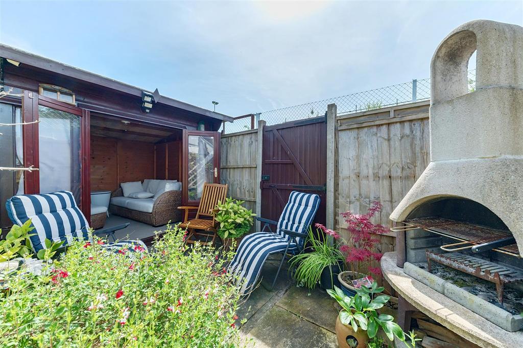 107 Graham Crescent BN41 (15).jpg