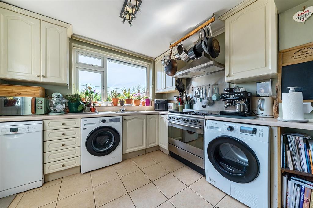 107 Graham Crescent BN41 (12).jpg