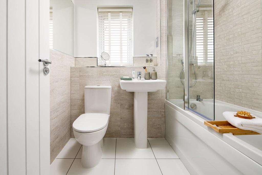 Modern and relaxing family bathroom