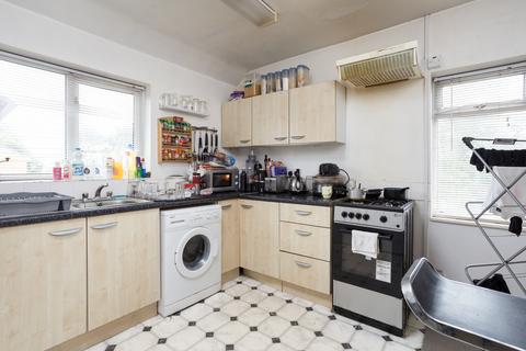 2 bedroom flat for sale, Broadstone Way, Bradford BD4
