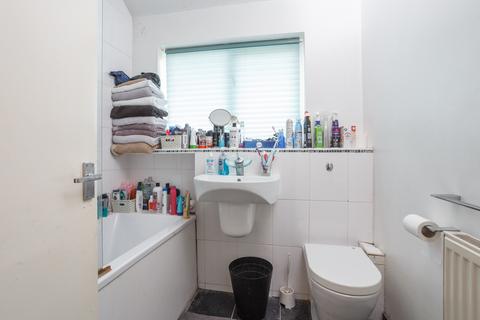 2 bedroom flat for sale, Broadstone Way, Bradford BD4