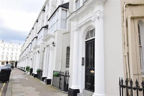 Studio to rent, 58 Prince's Square, London W2