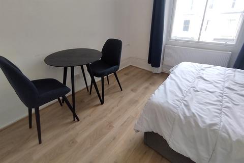 Studio to rent, 58 Prince's Square, London W2