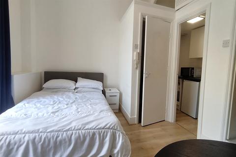 Studio to rent, 58 Prince's Square, London W2