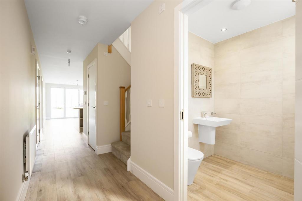 28 Dovecot Avenue 4.jpg
