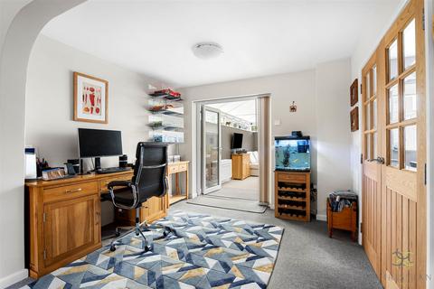 19 Blackberry Way, Evesham, WR11 2AH