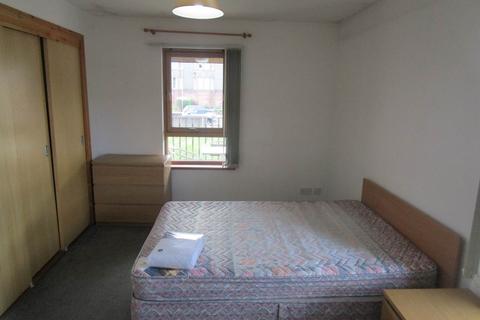 3 bedroom flat to rent, 21 Milnbank Gardens, ,