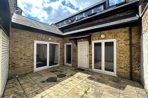 Flat A, 18 Catford Hill, London, SE6 4PX