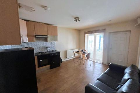 Flat A, 18 Catford Hill, London, SE6 4PX