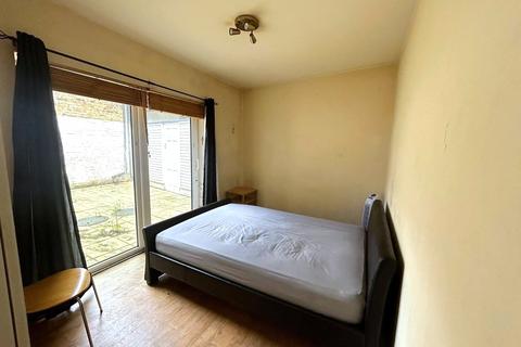 Flat A, 18 Catford Hill, London, SE6 4PX
