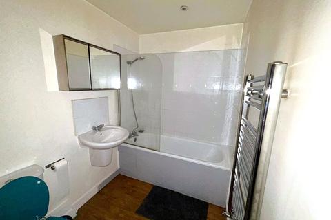 Flat A, 18 Catford Hill, London, SE6 4PX