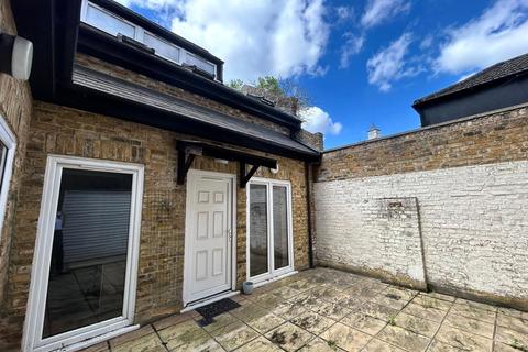 Flat A, 18 Catford Hill, London, SE6 4PX