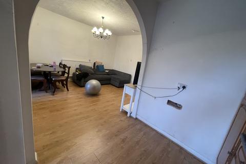 2 bedroom flat to rent, Birchen Grove, London NW9