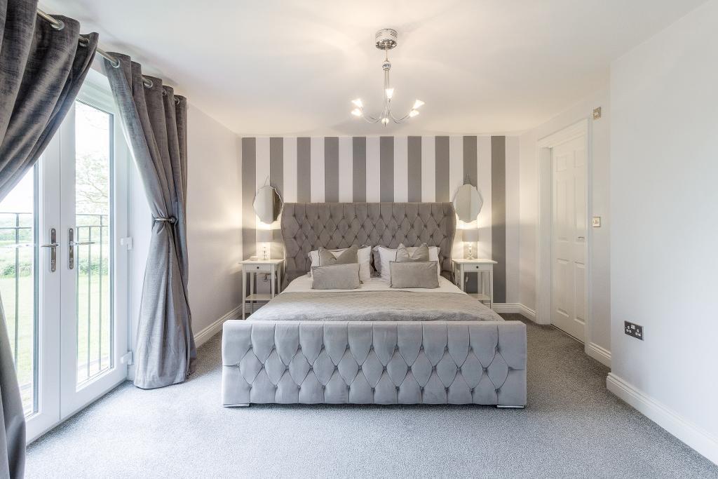 King Size Principal Bedroom