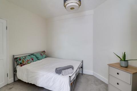 1 bedroom flat to rent, Dewsbury Court W4 5RA